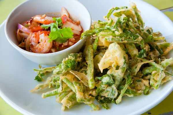 Deep fried morning glory with spicy shrimp salad — Stock Photo, Image