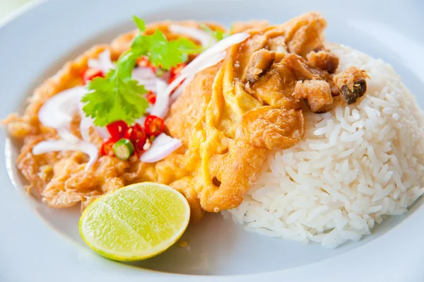 Délicieux plat traditionnel thaïlandais : Riz chaud à l'omelette, porc, vert son — Photo