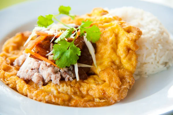 Delizioso cibo tradizionale thailandese: riso caldo con omelette, maiale, verde lei — Foto Stock