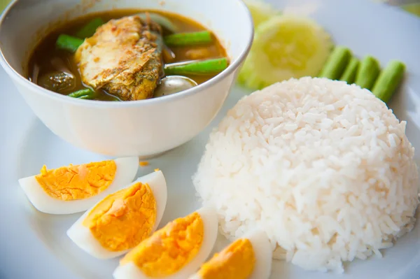 Deilig thailandsk tradisjonell mat: varm ris med grønnsaker, karri og b – stockfoto