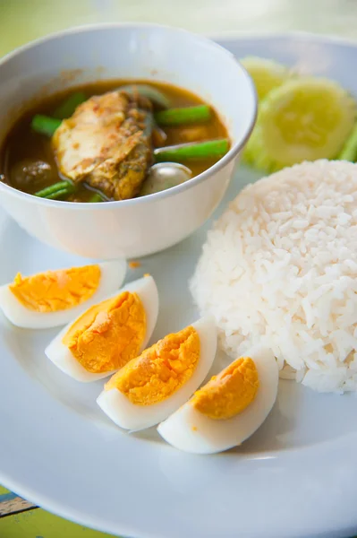 Delizioso cibo tradizionale thailandese: riso caldo con verdure, curry e b — Foto Stock