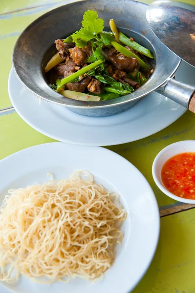 Pečená husa s zelené fazolky, brambor, červená paprika, zelené byliny, čínský nood — Stock fotografie