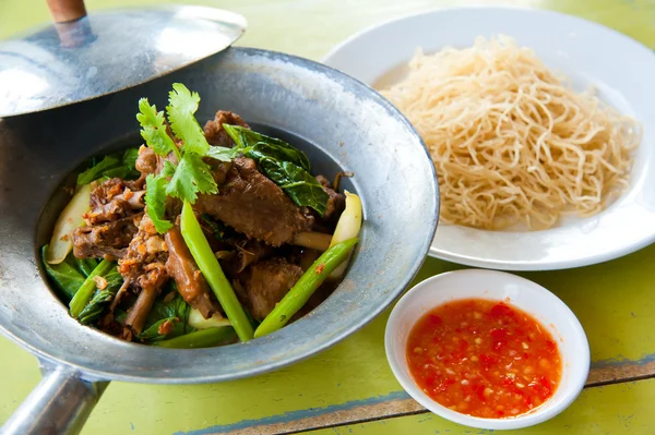 Pečená husa s zelené fazolky, brambor, červená paprika, zelené byliny, čínský nood — Stock fotografie