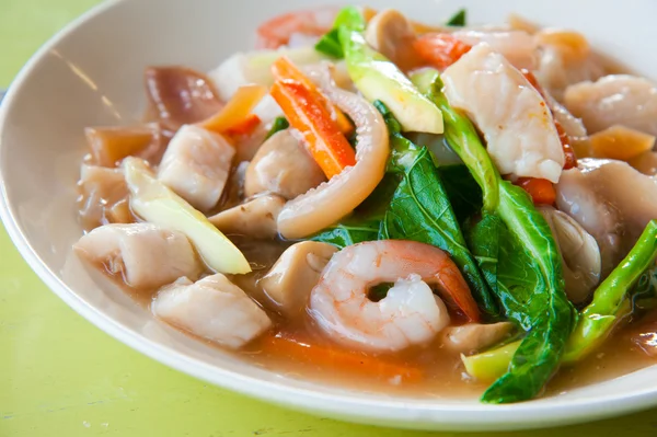Seefood and Noodles in a Creamy Sauce : Guaitiao Rad Na : delicious traditi — Stock Photo, Image