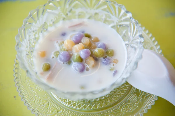 Thailändska sweetmeat med färgglad boll mjöl, kokos, mjölk och ägg: populära en — Stockfoto
