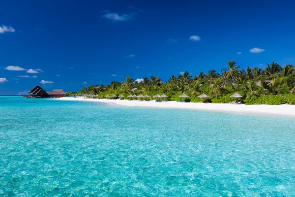 Ilha tropical com praia de areia e águas cristalinas — Fotografia de Stock