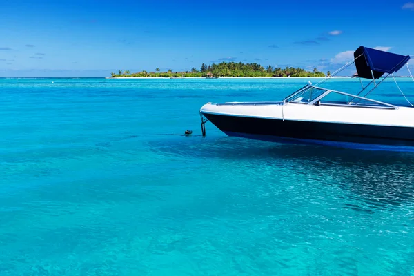 Boot in tropischer Lagune mit Insel im Hintergrund — Stockfoto