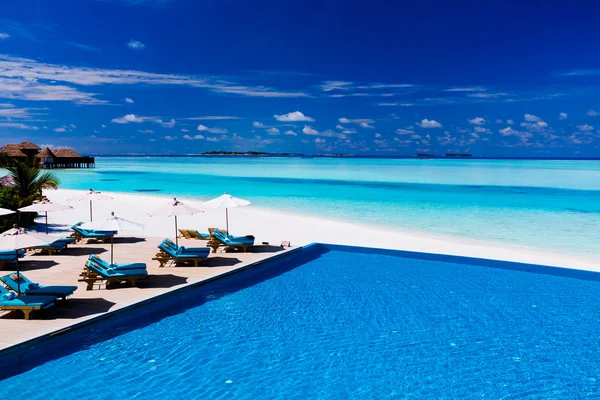 Terrasse et piscine à débordement au-dessus du lagon tropical — Photo