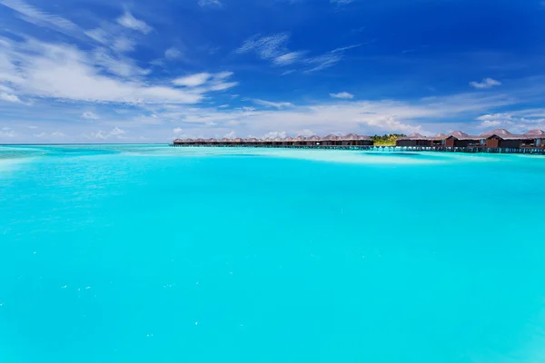 Overwater villa's in blauwe laggon van Maldiven — Stockfoto