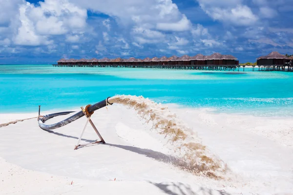 Spiaggia nutrimento per sostituire la sabbia erosa dalle onde — Foto Stock