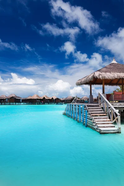 Jetty with steps into tropical blue lagoon — Stock Photo, Image