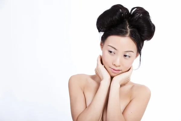 Sensuell topless asiatisk kvinna isolerad på vit — Stockfoto