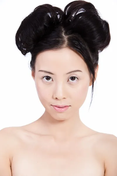 Чувственная молодая азиатка с натуральным макияжем — стоковое фото