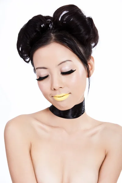 Jonge Aziatische vrouw met creatieve kleurrijke make-up — Stockfoto