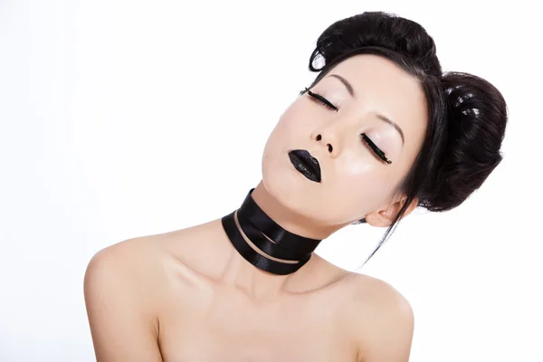 Молодая азиатка с черным макияжем — стоковое фото
