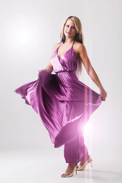 動きのドレスと踊る女性のポートレート — ストック写真