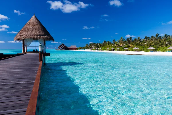 Spa sobre el agua en laguna alrededor de isla tropical — Foto de Stock