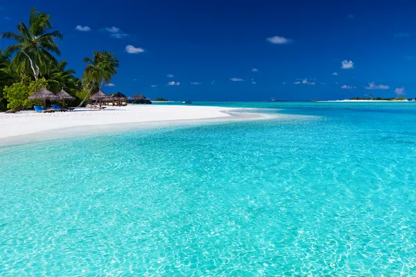 Пальмы над потрясающими лагунами и белым пляжем — стоковое фото