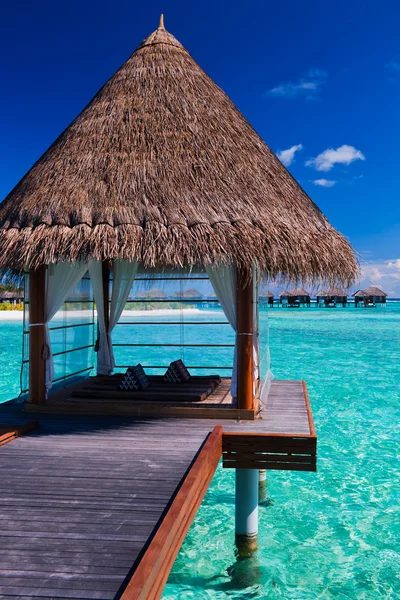 Overwater spa en bungalows in tropische lagune — Stockfoto