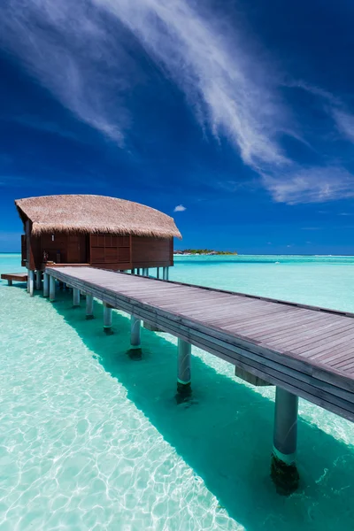 Overwater bungalow in lagoon around tropical island — Stock Photo, Image