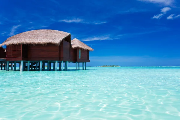 Overwater bungalow i lagunen runt tropisk ö — Stockfoto