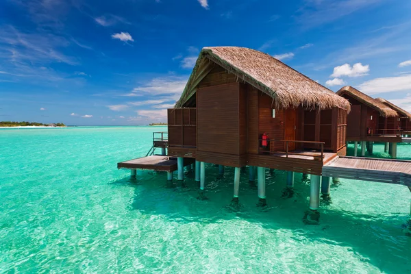 Over water bungalows met stappen in tropische lagune — Stockfoto