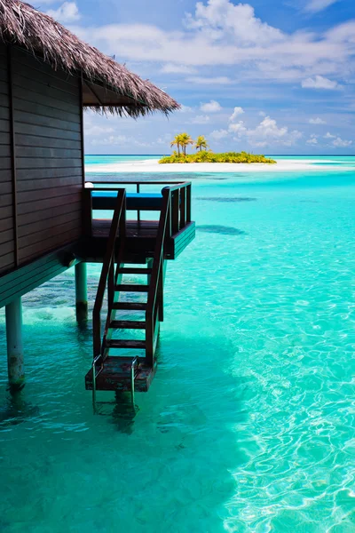 Over water bungalows met stappen in blauwe lagune — Stockfoto