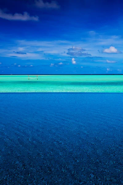 Havuz ve gökyüzü arasında tropikal okyanus şeridi — Stok fotoğraf