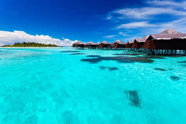 青い熱帯礁湖で水上 bungallows — ストック写真