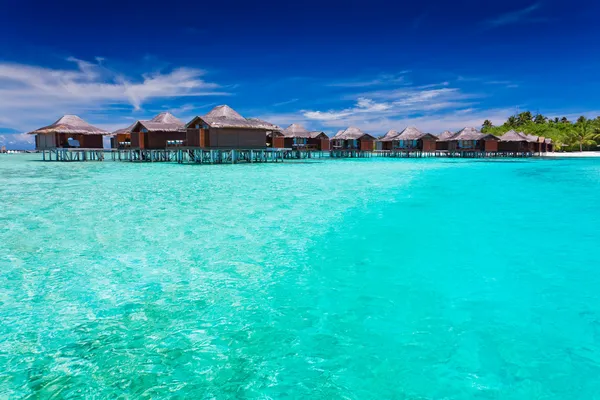 Overwater bungallows in blue lagoon — Stock Photo, Image