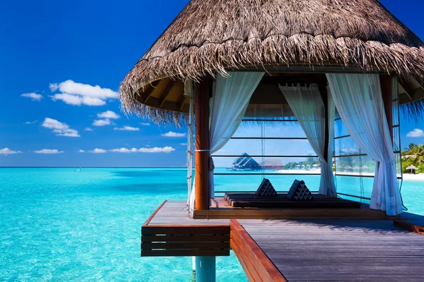 Overwater spa en bungalows in tropische lagune — Stockfoto