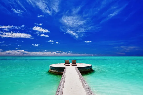 Duas cadeiras na deslumbrante praia tropical — Fotografia de Stock