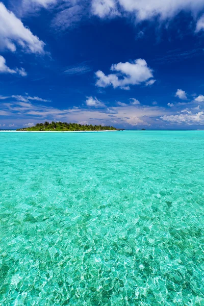 Tropický ostrov s kokosovými palmami — Stock fotografie