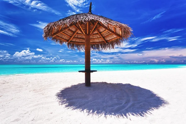 Lagün yanında beyaz kum plaj şemsiyesi — Stok fotoğraf
