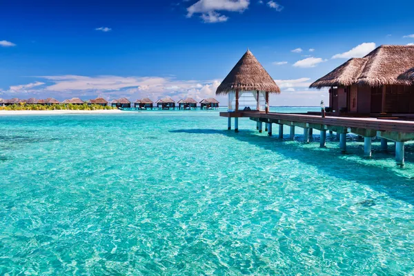 Overwater spa in blauwe rond tropische eiland — Stockfoto