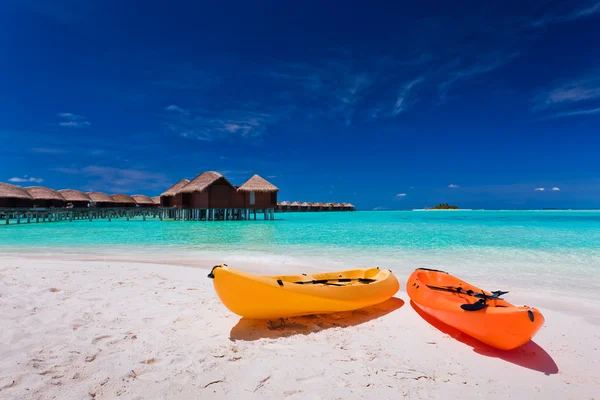Coloridos kayaks en la playa tropical — Foto de Stock
