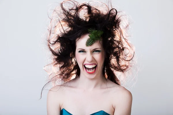 厄介な髪を魅力的な女性の肖像画 — ストック写真