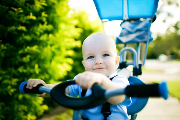 Primo piano di un bambino felice seduto in bicicletta — Foto Stock