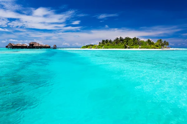 Tropische Insel und über Wasser Bungalows — Stockfoto