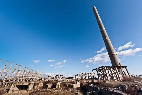 Torre de um complexo industrial em degradação — Fotografia de Stock