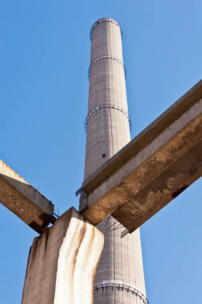 Башня промышленного комплекса в деградации — стоковое фото