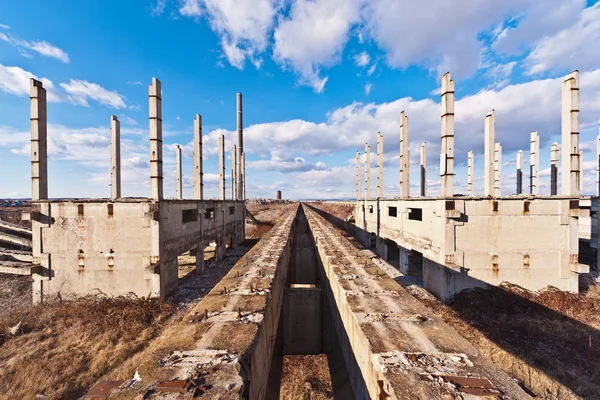 Construção de um complexo industrial em degradação — Fotografia de Stock