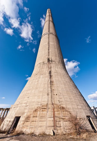 Вежа промислового комплексу в деградації — стокове фото