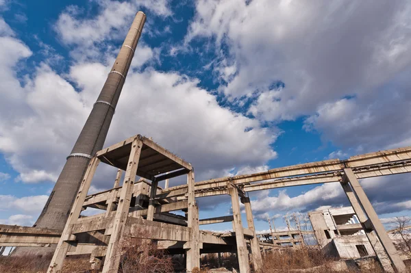 Toren van een industrieel complex in afbraak — Stockfoto