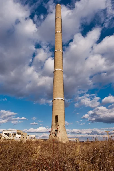 Toren van een industrieel complex in afbraak — Stockfoto