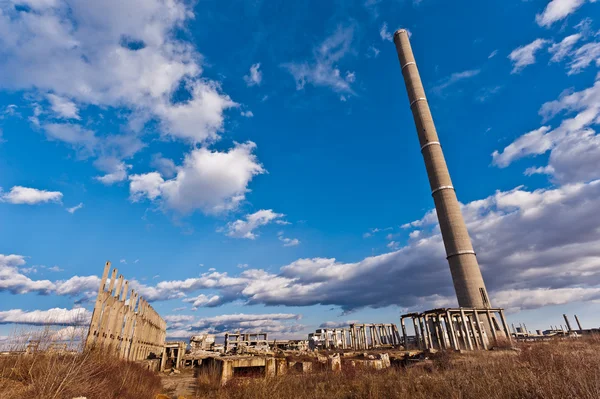 Вежа промислового комплексу в деградації — стокове фото