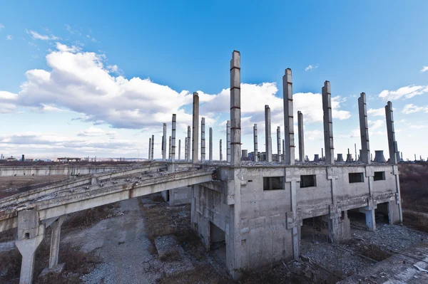 Bouw van een industriecomplex in verval — Stockfoto