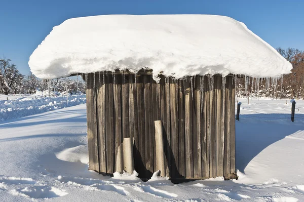 Paesaggio con una capanna coperta di neve — Foto Stock