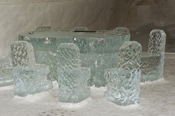 Scluptua an ice tables and chairs