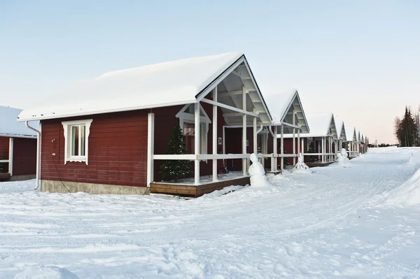Maison en bois en Laponie dans le paysage hivernal — Photo